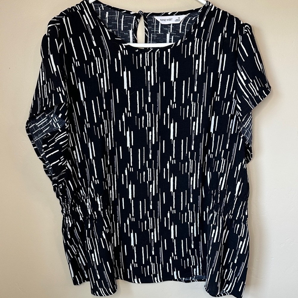 Nine West 1x Black and White Short Sleeve Blouse - P2P 25”